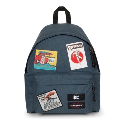 Mochila azul escura com patches do Superman e bolso frontal