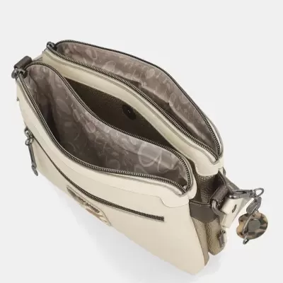 Mala bege com fechos em metal e interior forrado com padrões