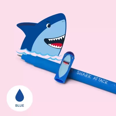 Caneta azul com tampa de tubarão e texto 'SHARK ATTACK' em fundo rosa
