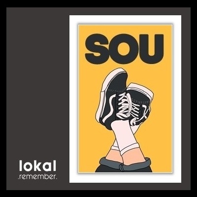 Ilustração digital de sapatos pretos com risca branca e roupa, fundo laranja e texto 'SOU' em preto