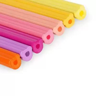 Lápis de cor em várias cores com centro oco em forma de coração