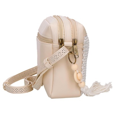 Bolsa creme com fecho duplo e detalhe macramé