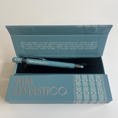 Caneta azul com texto e caixa azul com texto em português