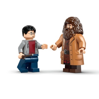 Duas figuras LEGO de personagens com roupas detalhadas em fundo branco