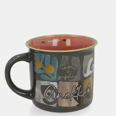 Caneca de cerâmica preta decorada com padrões coloridos e texto Anekke.