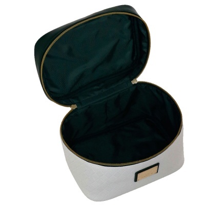 Estojo branco com interior preto aberto mostrando fecho dourado