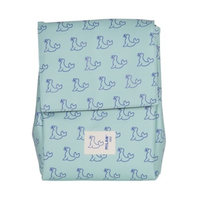 Mochila azul claro com padrão de galinhas azuis e etiqueta MILANO 240