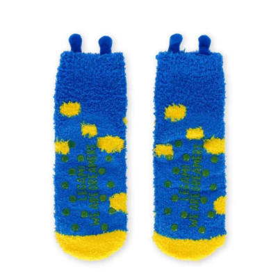 Meias felpudas azuis com detalhes amarelos e verde, texto visível, duas alças no topo