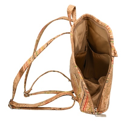 mochila de cortiça com padrão colorido e interior castanho com compartimentos