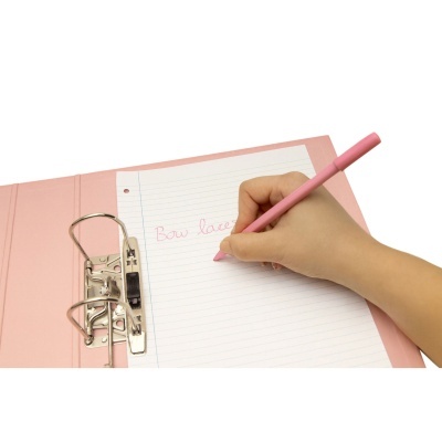 Pasta cor-de-rosa com bloco de notas e mão a escrever com caneta rosa