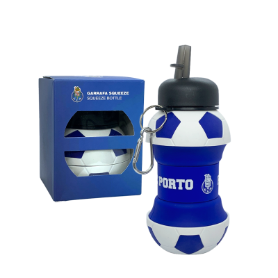 Garrafa squeeze estilizada com padrão de bola de futebol azul e branca com tampa preta e embalagem azul com texto e logo do FC Porto