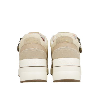 Ténis bege e creme vistos de trás com sola branca e detalhes em camurça