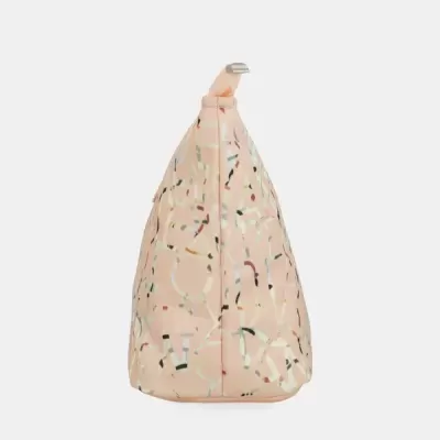 mochila tipo saco rosa com padrão abstrato colorido