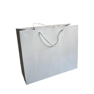 Sacola de papel branca com alças de corda