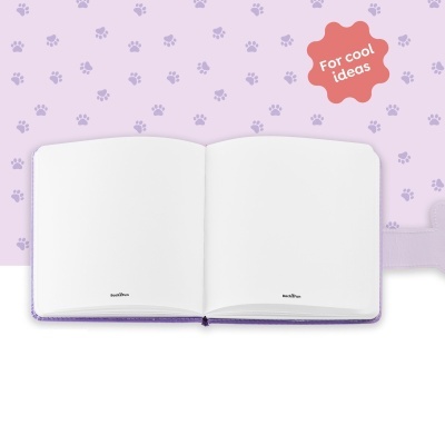 Caderno lilás aberto com páginas em branco sobre fundo lilás com pegadas roxas e selo For cool ideas.