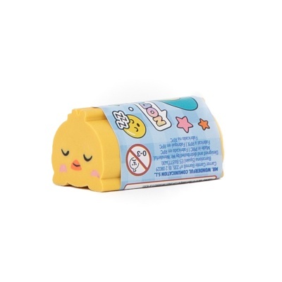 Borracha amarelo em forma de galinha com embalagem azul clara e símbolos de aviso