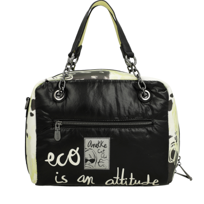 Mala preta e branca com padrão amarelo, bolso frontal com fecho, alças pretas e texto decorativo.