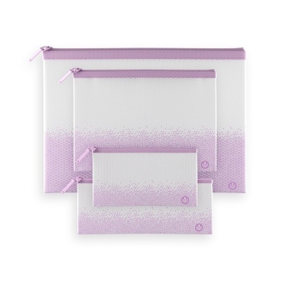 Conjunto de quatro bolsas transparentes com fecho lilás e padrão de bolinhas lilás.