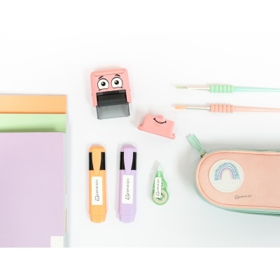Material escolar colorido com carimbo, marcas-texto, corretor, pincéis e bolsa