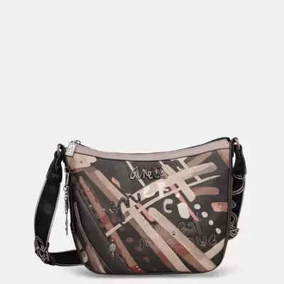 Mala carteira em padrão riscas castanho, bege e preto com alça preta ajustável.