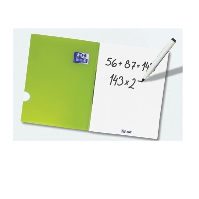 Caderno aberto com capa verde e escrita a caneta preta