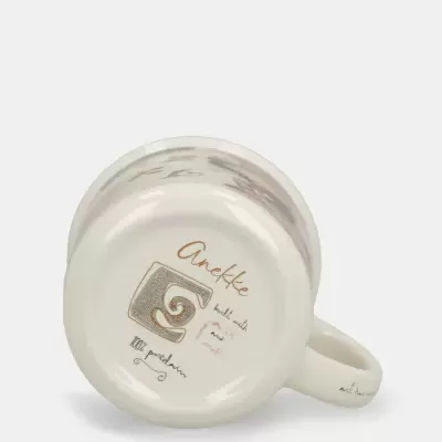 Caneca de porcelana branca com texto decorativo e design colorido