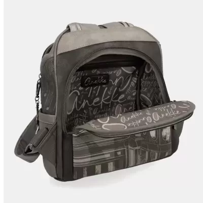 Mochila cinzenta e bege com padrão texto e cidade