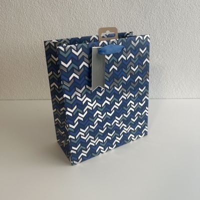 Saco de papel com padrão geométrico azul e branco