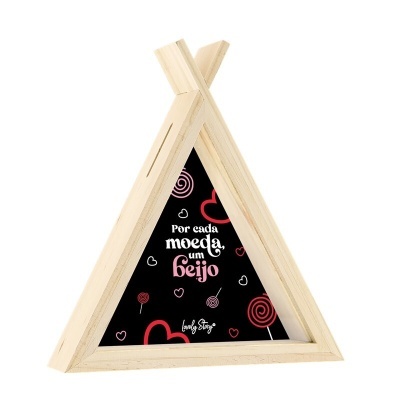 decoração triangular em madeira com texto e desenhos coloridos