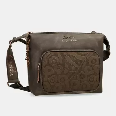 Mala de ombro castanha com bolso frontal texturizado de padrão floral e alça ajustável com texto Anekke