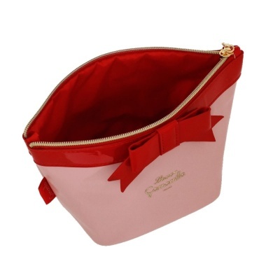 Bolsa ou nécessaire rosa claro com interior vermelho, zíper dourado e laço vermelho