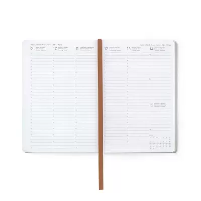 Agenda semanal aberta com fita marcadora castanha ao centro