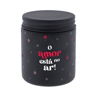 frasco preto com tampa preta decorado com corações e pirulitos e texto O amor está no ar!