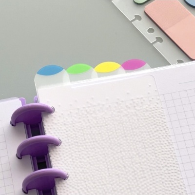 Caderno com separadores coloridos e argolas roxas