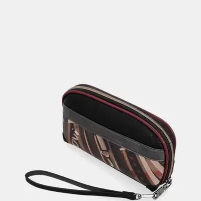 Bolsa de mão listrada em tons castanho, bege e preto com fecho em zíper e alça de pulso preta