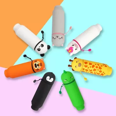 Garrafas térmicas coloridas com tampas em forma de cabeça de animais sobre fundo colorido