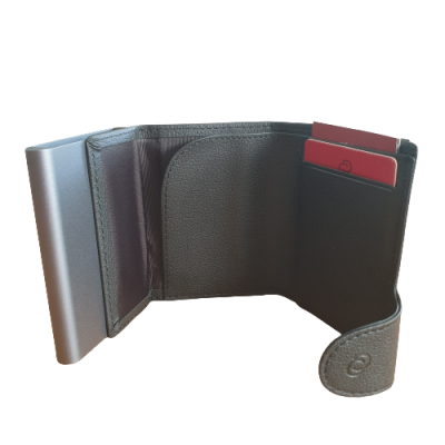 Carteira preta aberta com fecho magnético metálico prateado e cartões vermelhos