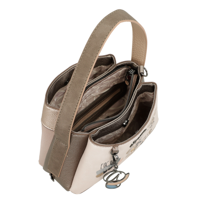 Mala de mão bege e castanha com compartimentos e chaveiro metálico.