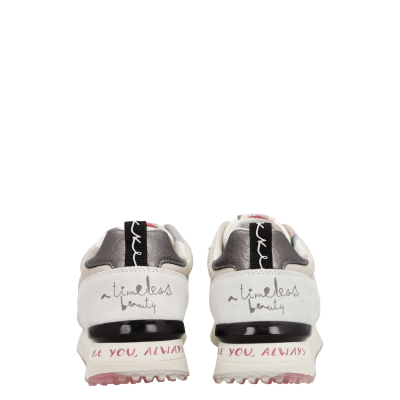 Par de sapatilhas brancas com texto a timeless beauty e BE YOU, ALWAYS na sola