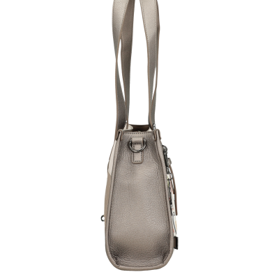 Mala de ombro cinzenta de pele com alças longas e detalhe metálico