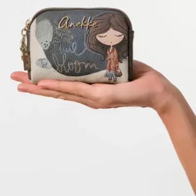 Carteira pequena Anekke com desenho bordado de menina e fecho zip