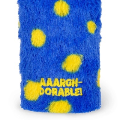 Produto de pelúcia azul com manchas amarelas e texto AAARGH-DORABLE!