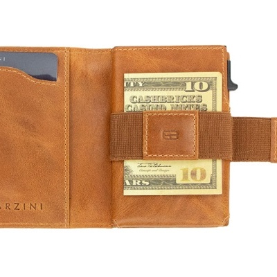 Carteira de couro castanha aberta com notas e cartões visíveis