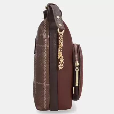 Mala castanha com padrão em relevo e pendente dourado vista de lado
