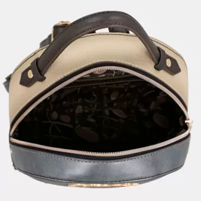 Mochila pequena bicolor em couro com interior forrado e fecho aberto