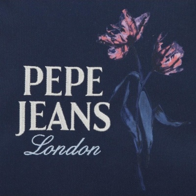 Tecido azul escuro com logotipo bordado PEPE JEANS London e flores cor-de-rosa.