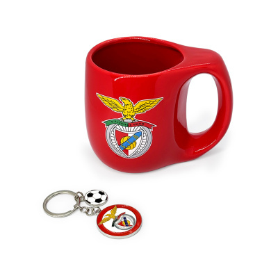 Caneca vermelha em cerâmica com emblema do SLB e porta-chaves com emblema e bola de futebol.