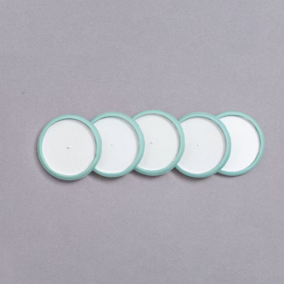 Cinco anéis brancos com borda verde pálida em fundo cinza claro