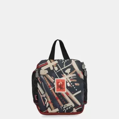 Mochila quadrada com padrão abstrato e patch vermelho frontal