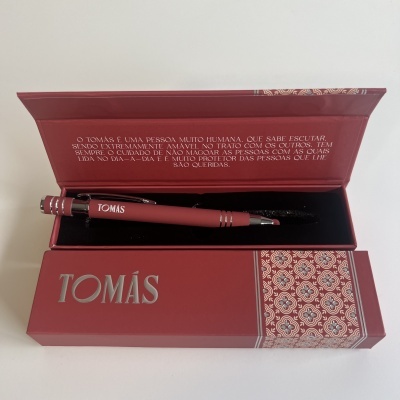 Caneta bordô dentro de caixa decorativa com nome TOMÁS